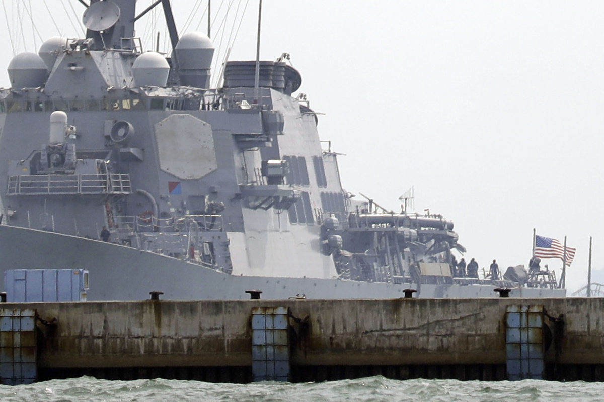 美军舰和多艘商船红海遭袭，也门胡塞武装承认袭击两艘以色列船只_凤凰网视频_凤凰网