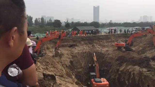 西安灞桥一岁男童掉入50米深井被卡，消防正在紧急救援中！