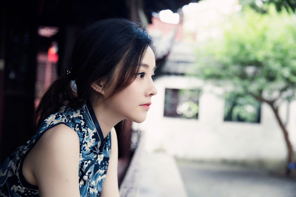 冯提莫曝性感旗袍写真