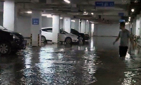 重庆强降雨致一车库被淹 未来三天仍将多雨