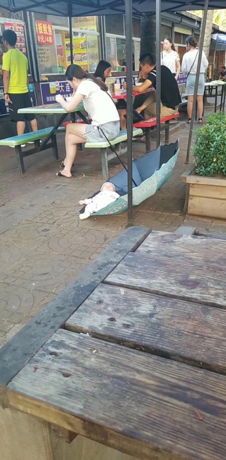 fun来了:大妈倒了我们扶 我们倒了被大妈顺走手机 fun来了:大妈倒了我们扶 我们倒了被大妈顺走手机图片