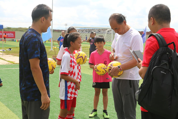 中国足球名宿辅导团走进赣州市文清路外国语学校
