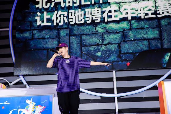 嘻哈人气rapper辉子带女友跑活动一脸宠溺