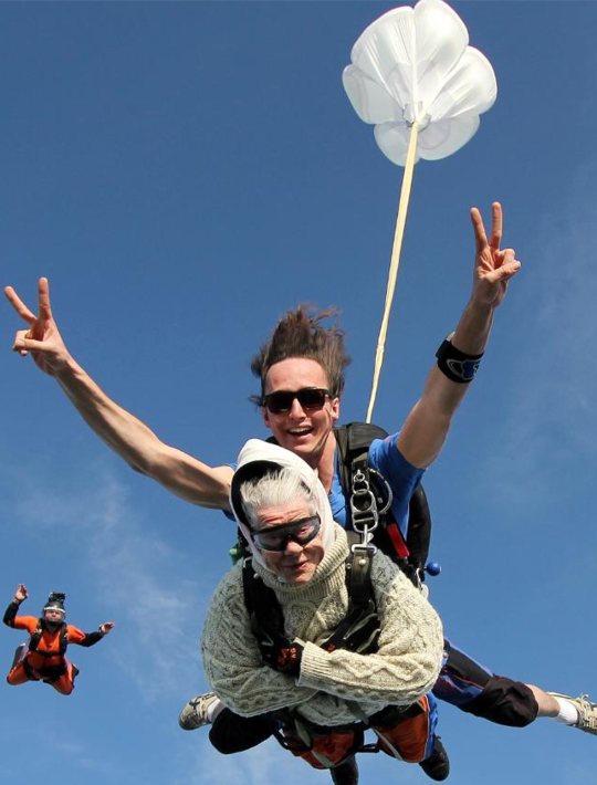 101岁老人跳伞 成为世界上最年长女性跳伞者