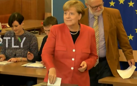 2017德国大选投票现场 默克尔和舒尔茨相继投出自己的一票