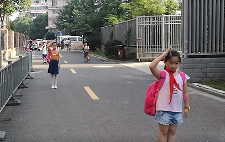 多位小学生听到国歌 止步敬礼感动网友