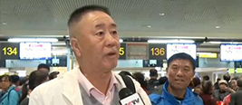 滞留俄罗斯中国游客归国：有祖国 我们不害怕