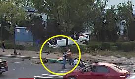 面包车与SUV路口怼上了！母女未系安全带被甩出