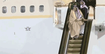 沙特国王首次访俄 下机时扶梯坏了
