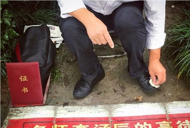 杭州一算命先生街头摆摊"持证上岗" 一天赚一千元.