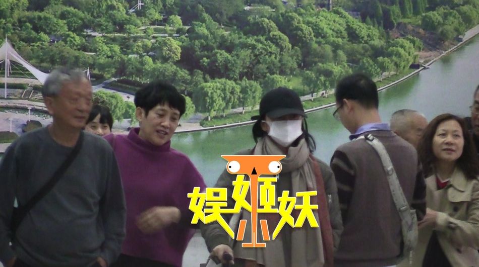 老公不在?周迅回老家庆生 获神秘男子陪伴