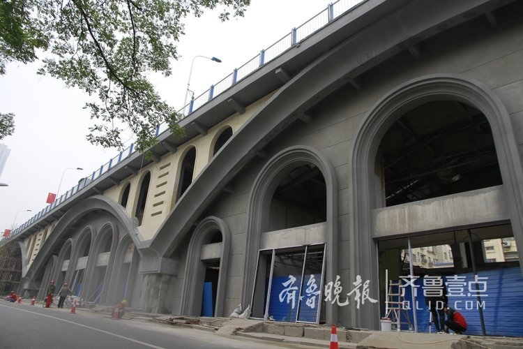 济南成丰桥南侧天桥展新颜