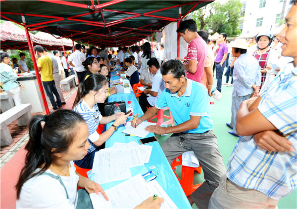 陵水举办就业扶贫专场招聘会 26家企业提供18