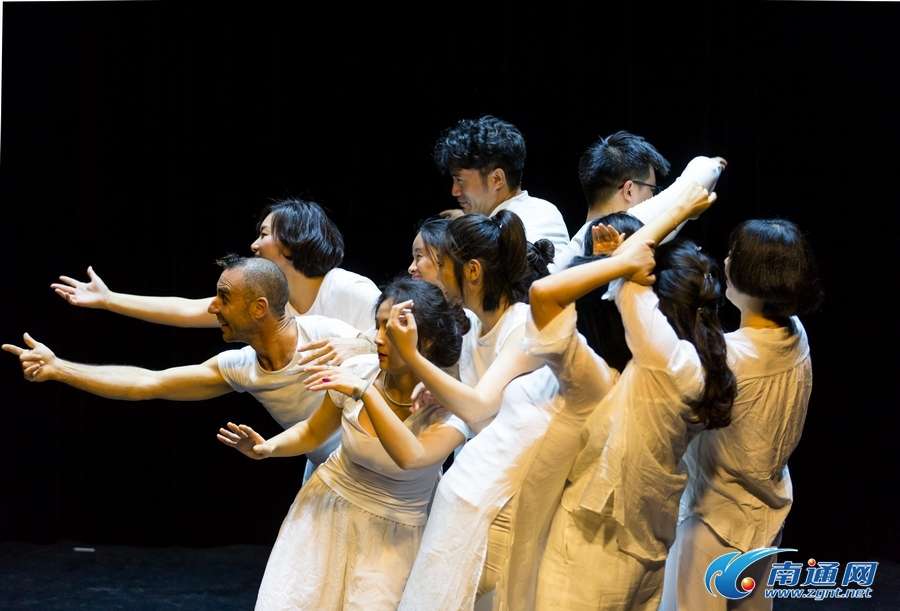 南通进剧场上演即兴肢体戏剧表演