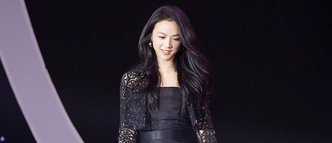 这才叫气质！汤唯穿黑裙女神范儿十足