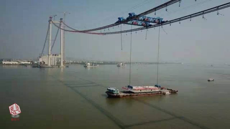 272吨！中国造世界最宽悬索桥首片钢箱梁架设成功