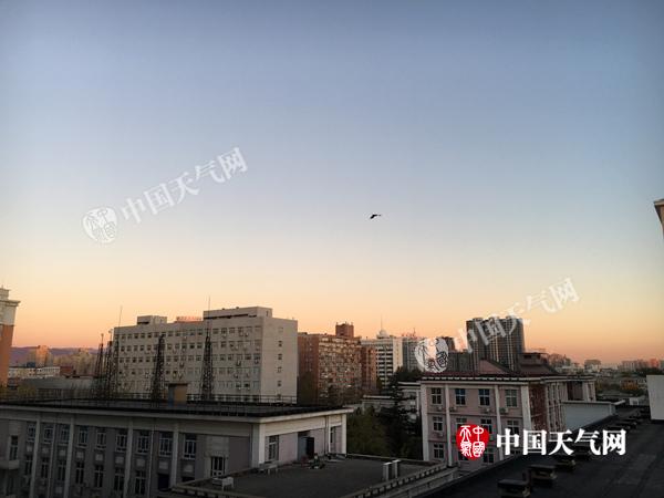 北京现水晶蓝天 周末持续晴朗最低气温仅0℃