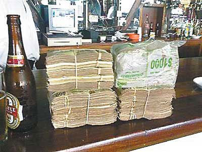 津巴布韦十七年通货膨胀“钱不如纸”，经济失败诱发政治风暴-凤凰国际智库