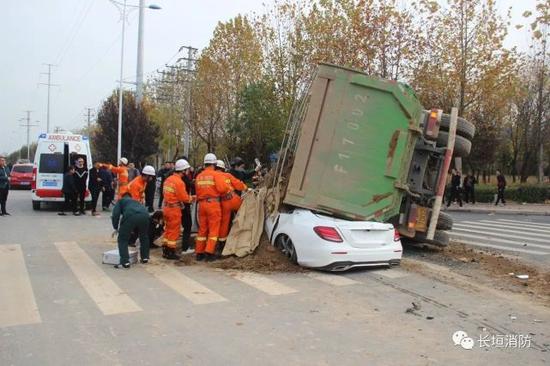 长垣一渣土车侧翻 一旁轿车"遭殃"被压扁