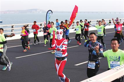 跨海逐浪 青岛港·2017青岛海上国际马拉松昨开跑