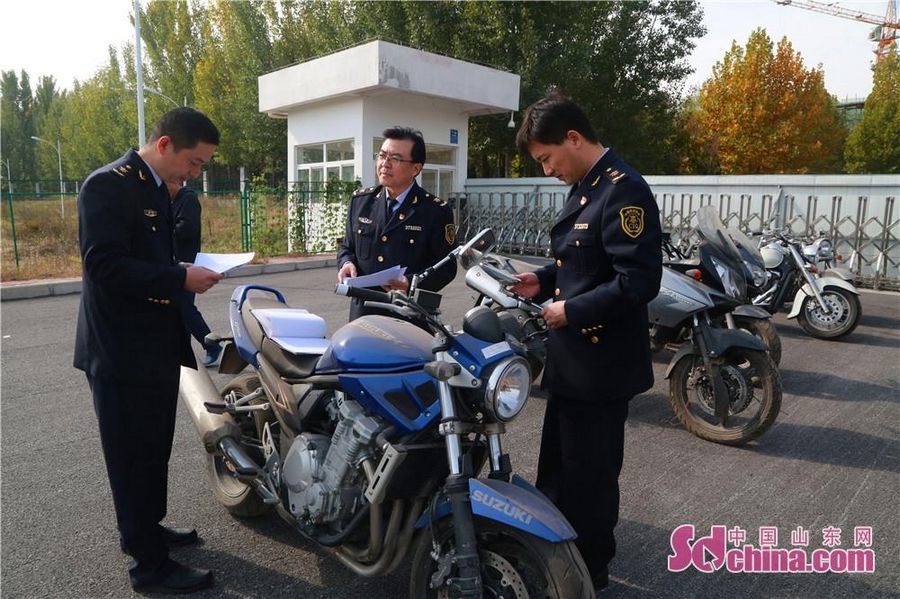 济南集中销毁10辆大排量进口摩托车