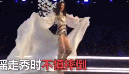 2017维密奚梦瑶摔倒全程 多角度跟拍!