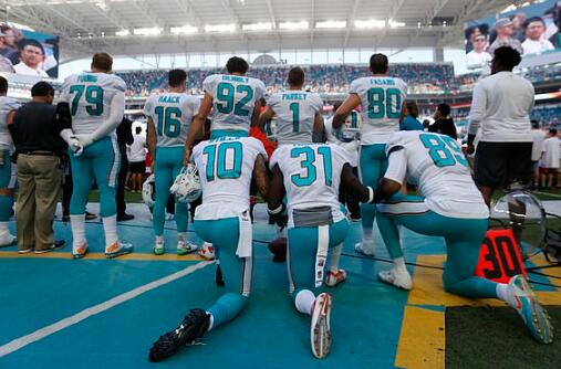 美国NFL球员比赛期间再次抗议国歌 特朗普暴怒