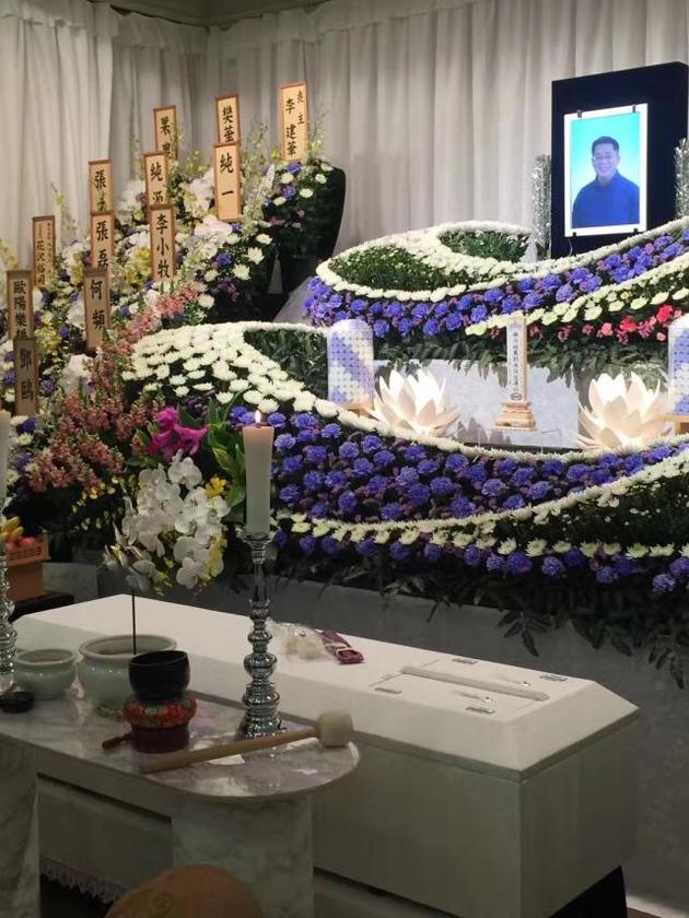 刘波追悼会在东京举行 李小牧等好友献花圈到场悼念