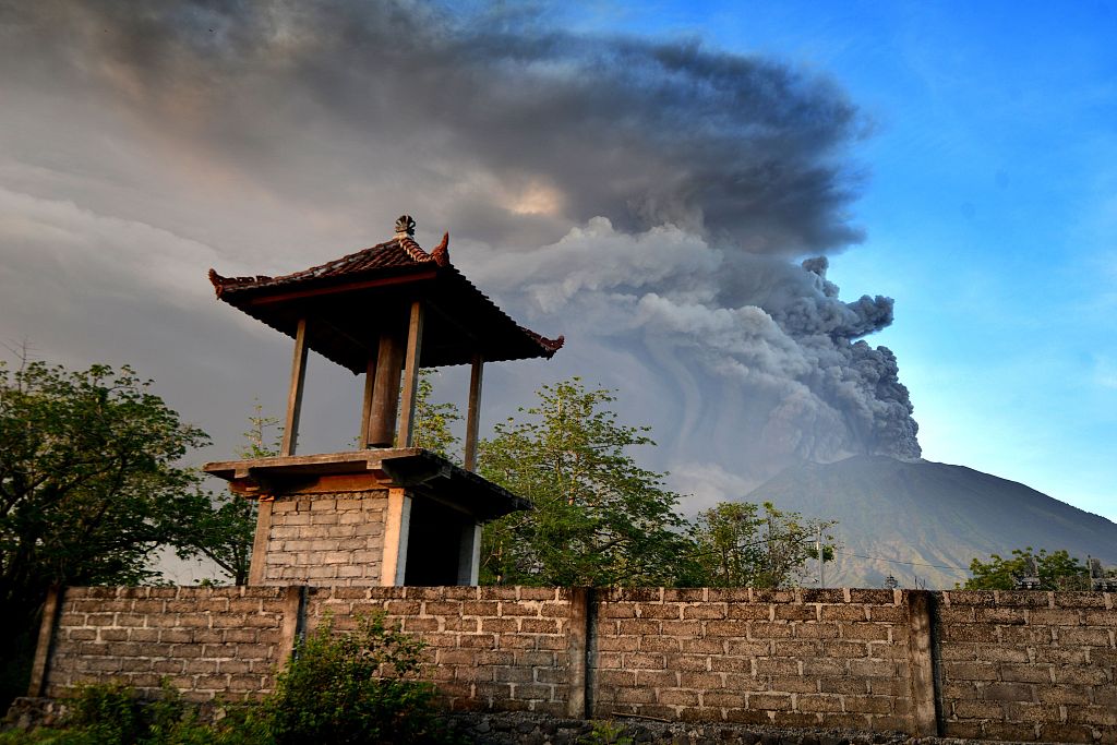 印尼巴厘岛阿贡火山喷发 火山灰直冲云霄小朋友淡定拍照