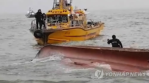 韩国一钓鱼船同加油船相撞 7人死亡2人下落不明