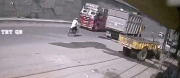 骑车男神躲避逃过一劫 下一秒大货车从天而降