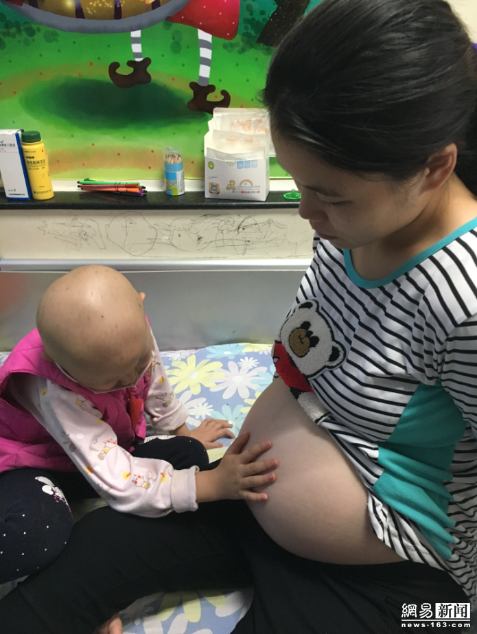 女儿患病无钱手术 待产妈妈