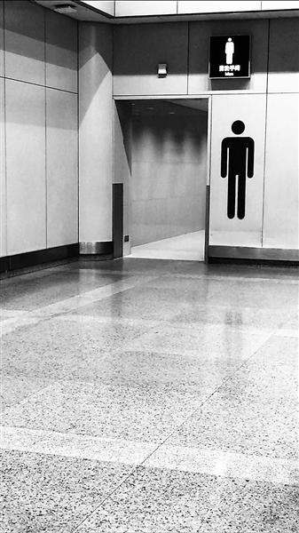 首都机场1间母婴室设在男厕 工作人员:女厕没地方