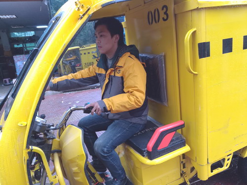 半岛官方网站下载-为快递小哥点赞“1个快递小哥上门减少100个人出门”-新华网