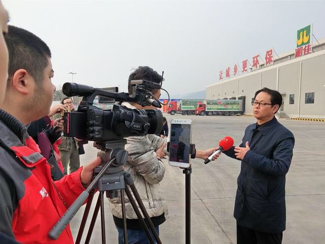 湖南湘佳牧业贺欣初向采访团介绍湘佳生鲜产品 当天下午,“精准脱贫在石门”网络主题活动座谈会举行。 28日至29日,同行媒体与网络大V将深入石门县新铺镇、太平镇、三圣乡、维新镇等地,参观光伏发电、土鸡养殖基地、吊瓜种植基地、茶叶生产加工、易地搬迁集中安置点等扶贫项目,连续三天聚焦石门县的脱贫攻坚成果。 石门县是武陵山区扶贫开发重点县,也是常德脱贫攻坚的主战场。2014年,石门全县共有122个贫困村,贫困人口26735户、82068人。经过三年的努力,通过产业扶贫、易地搬迁、危房改造