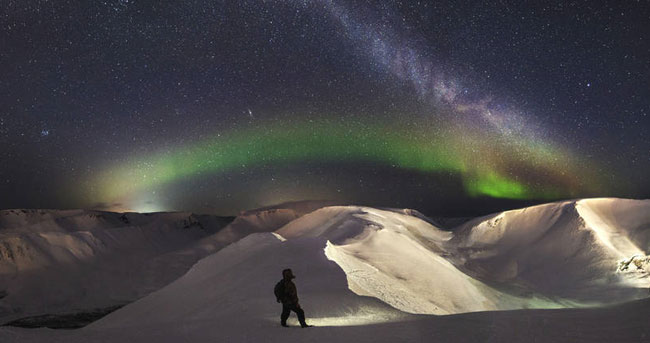 
美轮美奂 俄罗斯男子拍下神秘的彩虹色北极光


