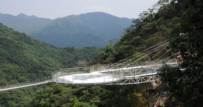 
中国重金打造的神秘悬空玻璃天台 为与外星人联络？
