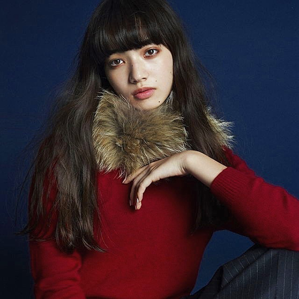 新闻客户端 日本人气女星小松菜奈有一张非常文艺的面孔.