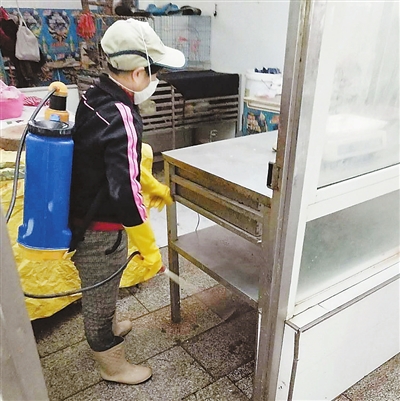 章贡区市监局开展活禽市场消杀工作