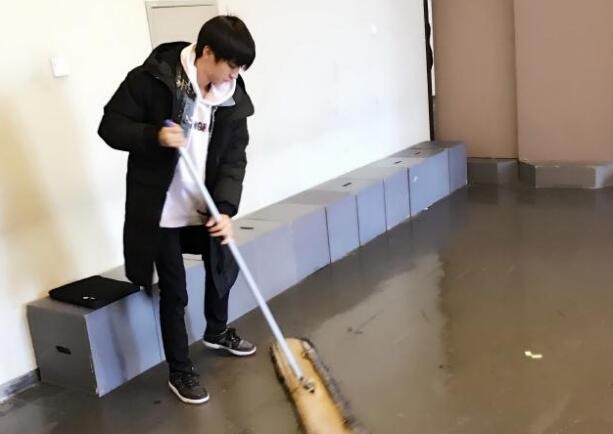 王俊凯被曝表演课超认真 主动打扫教室获老师称赞