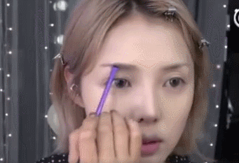 接着是画眉毛,眉毛不是本次妆容的重点,所以用眉粉沿着自己的眉形自然