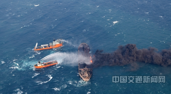 多艘救助船抵近巴拿马籍油船喷洒泡沫灭火