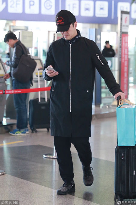 李亚鹏亮相机场 黑衣低调手机刷不停