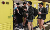 柏林举行“不穿裤子搭地铁”活动