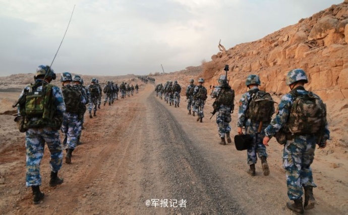 中国驻吉布提保障基地开展全员全装野外徒步行军