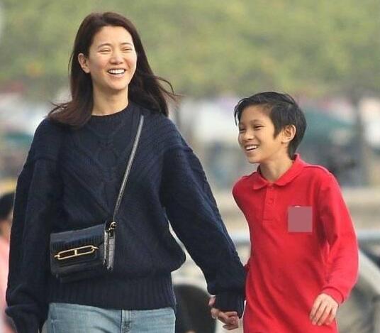 袁咏仪和儿子在街边自拍，因为一个举动被网友喷惨