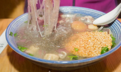南京人下雨都排队的鸭血粉丝汤 得好吃成什么样？