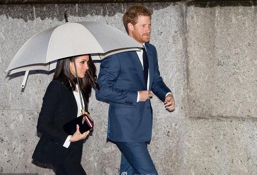 新晋宠妻狂魔！哈里王子自己淋雨“让伞”未婚妻
