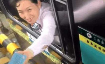 收费站交费时，从车窗伸出的竟是...收费员瞬间吓懵！