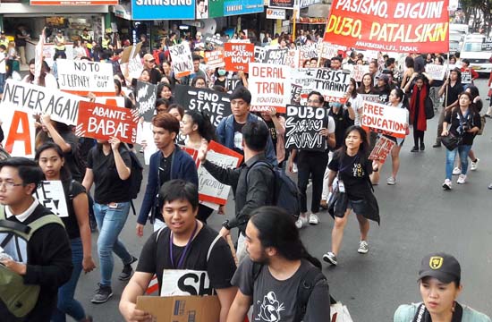 菲律宾数千青年上街游行 抗议杜特尔特高压政策